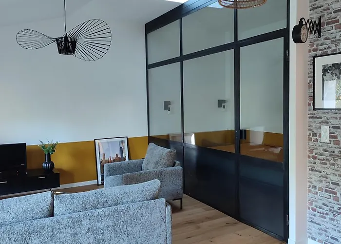 Le Petit 1881 Homestay *
